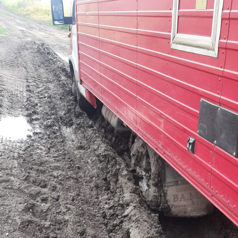 Rólam 5 Sárba ragadt teherautó.